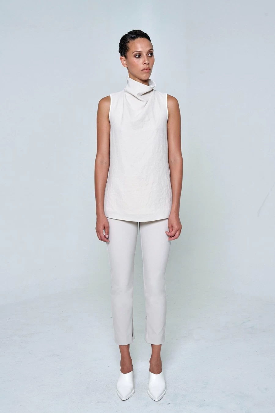 Karolina Zmarlak White Slim Pant - Elegant Tailored Fit for Women